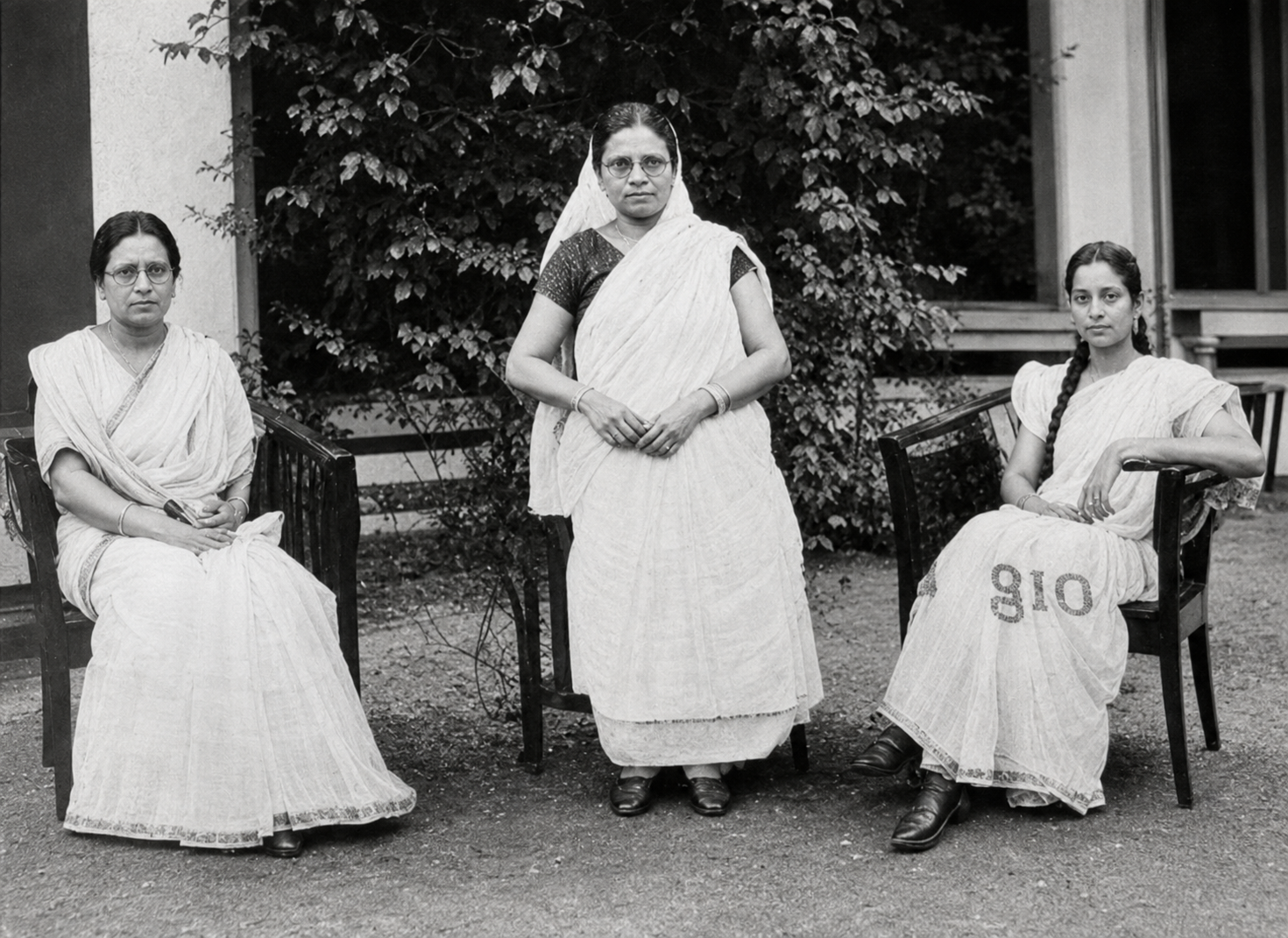 Nayantara and daughters c/o D. Kustia (1922-24), sketch 6